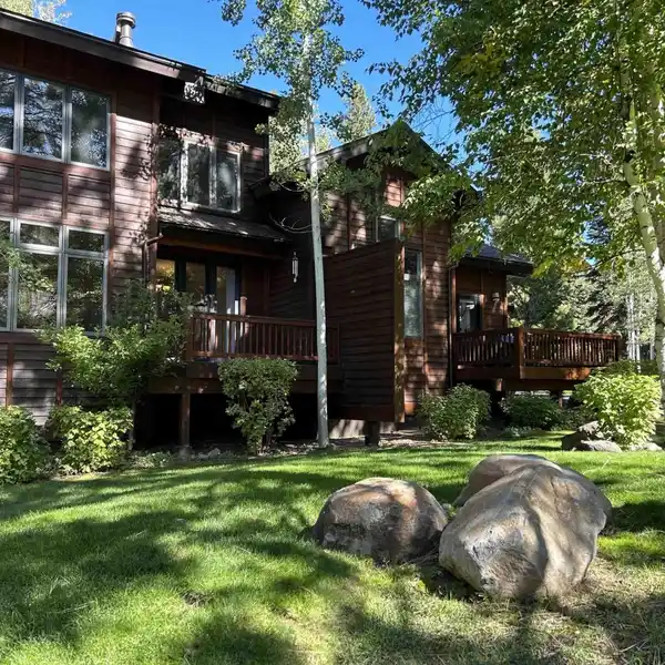 BEAUTIFUL TOWNHOME WITH A FRESH NEW LOOK
