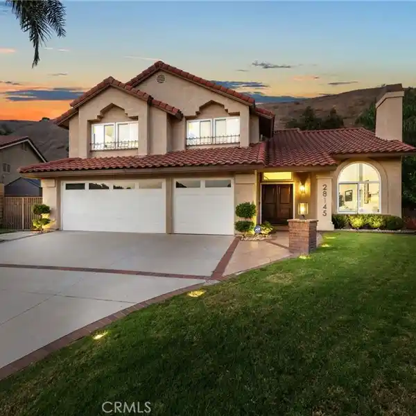 UPGRADED HILLSIDE HAVEN WITH MOUNTAIN VIEWS