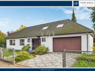 Architecture for Individualists on a Large Plot in a Quiet Location
