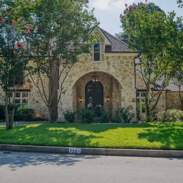 GORGEOUS HOME IN PREMIER HOLLYTREE