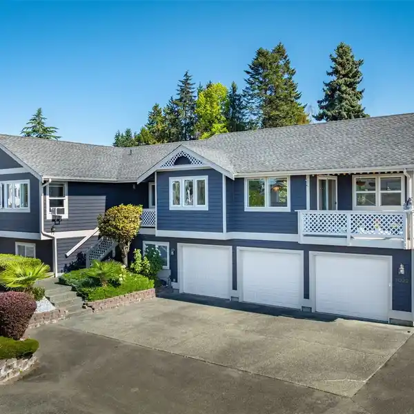 BEAUTIFUL BLEND OF SPACE AND LIGHT IN A GREAT LOCATION