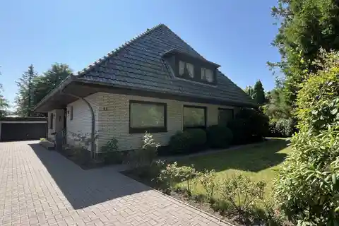 Hipped-Roof Villa in a Sought-After Residential Area