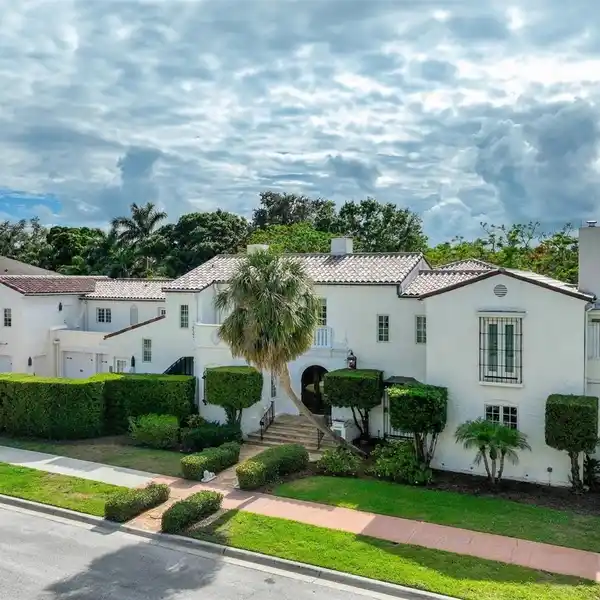 SPRAWLING ESTATE IN BELLEAIR