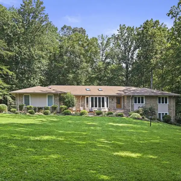 EFFORTLESS ONE-LEVEL LIVING ON A PEACEFUL STREET