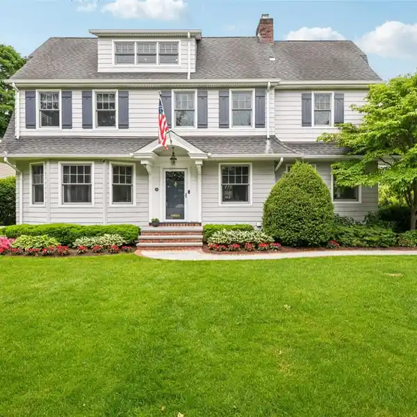 IMMACULATE AND INVITING COLONIAL