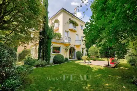 Beautiful Home in a Green Setting