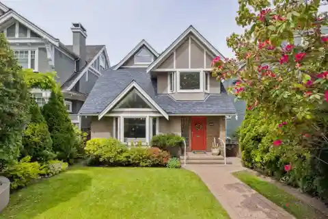 Beautifully Maintained Home in Mackenzie Heights