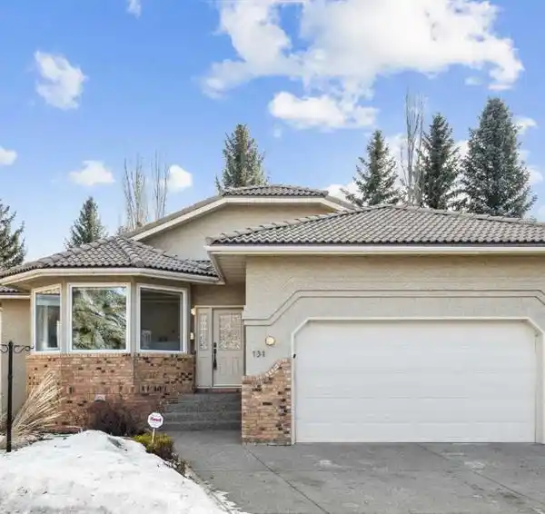 TASTEFULLY RENOVATED WALKOUT BUNGALOW