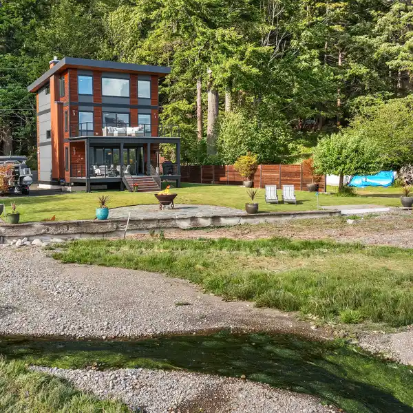MODERN COMFORT MEETS HOOD CANAL WATERFRONT LIVING