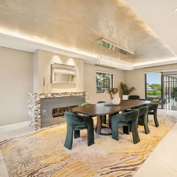 IMPECCABLE MODERN RESIDENCE