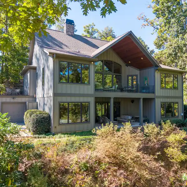 ARCHITECTURAL ELEGANCE MEETS LAKESIDE SERENITY