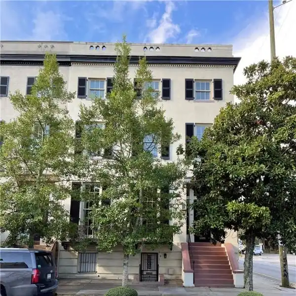 GRAND END-UNIT TOWNHOUSE IN THE NATIONAL HISTORIC LANDMARK DISTRICT