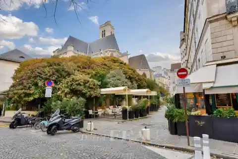 Elegant Apartment with Generous Living Space