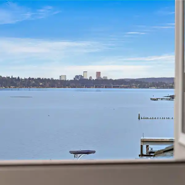 WEST-FACING LAKE WASHINGTON RETREAT