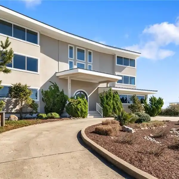 EXTRAORDINARY CUSTOM HOME ON A DOUBLE LOT