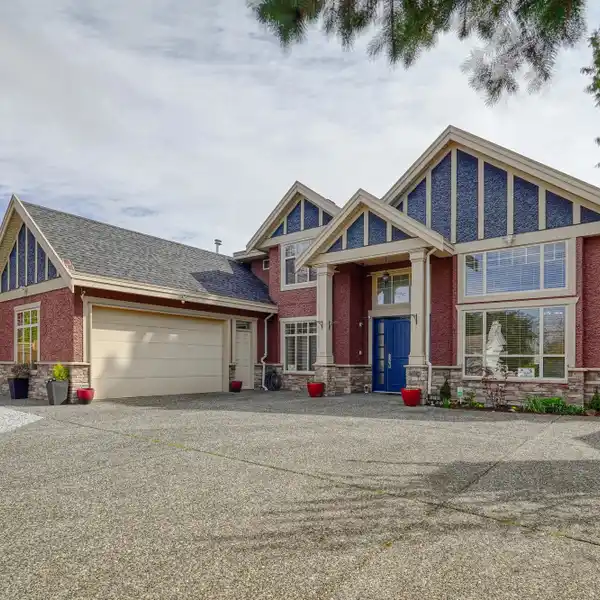WELL-MAINTAINED HOME WITH ATTACHED SUITE