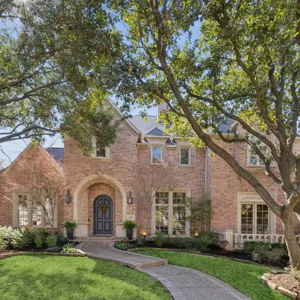 MAGNIFICENT HOME LOCATED IN THE LAKES ON LEGACY