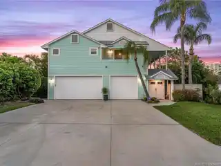 Ideally Located Jupiter Retreat