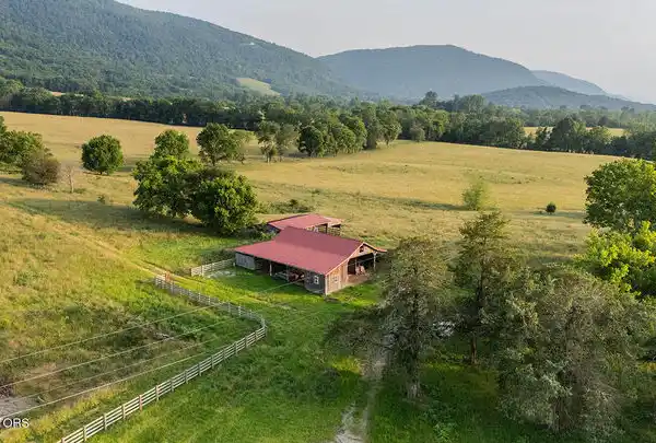 ENDLESS HORIZONS WITH UNTAMED MOUNTAIN BEAUTY