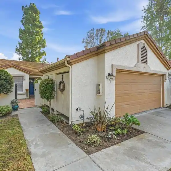 STYLISH SINGLE-LEVEL HOME WITH PRIVATE COURTYARD OASIS