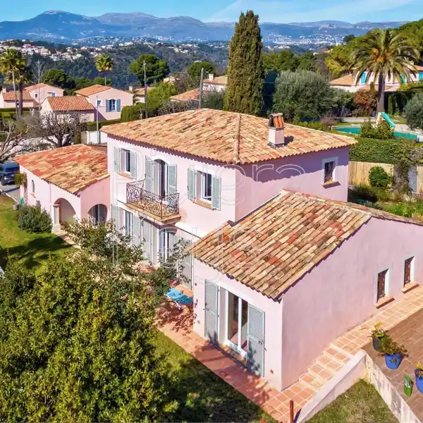 SPACIOUS VILLA OFFERS BREATHTAKING SEA VIEWS