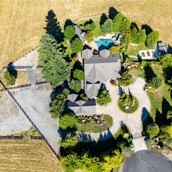 ELEGANCE AND CHARM IN A COUNTRY SETTING