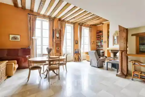 Charming Flat with Original Beams
