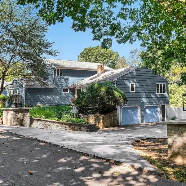 NEWLY RENOVATED, FULLY FURNISHED HOME