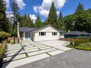 Modern Living in Prestigious Harbour Chines