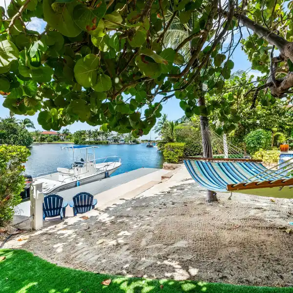 THE ULTIMATE IN CANAL-FRONT LIVING