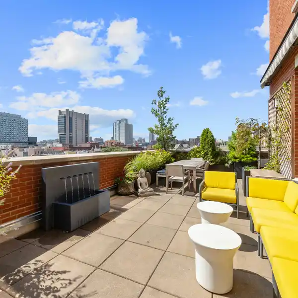 LOFT-LIKE RESIDENCE WITH WRAPAROUND TERRACE