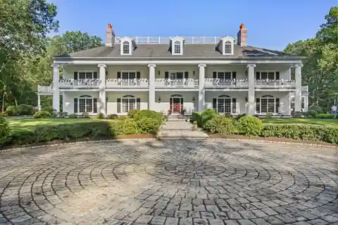 Georgian Colonial Estate on 39 Private Acres