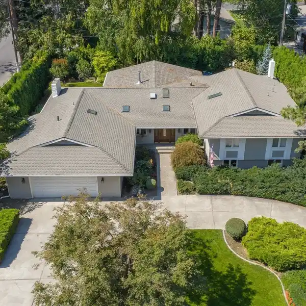 CONTEMPORARY HOME STEPS FROM MANITO GOLF COURSE