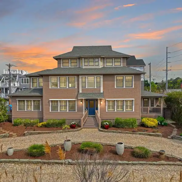 ARCHITECT-DESIGNED COASTAL MASTERPIECE NEAR OCEANFRONT