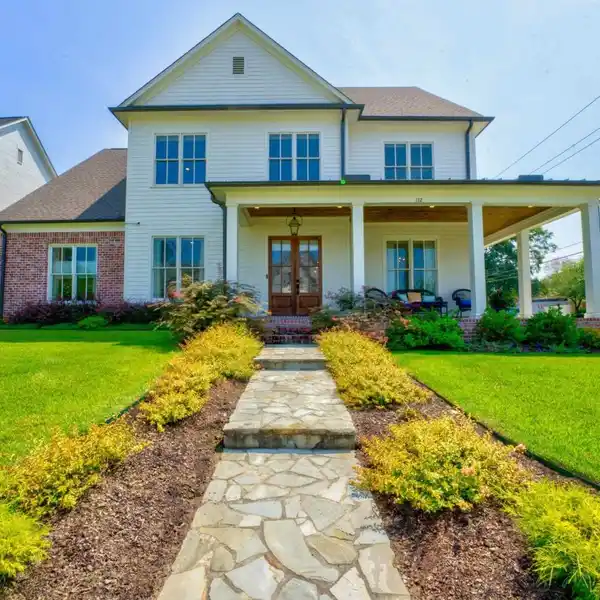 LUXURY HOME STEPS FROM COLLIERVILLE TOWN SQUARE