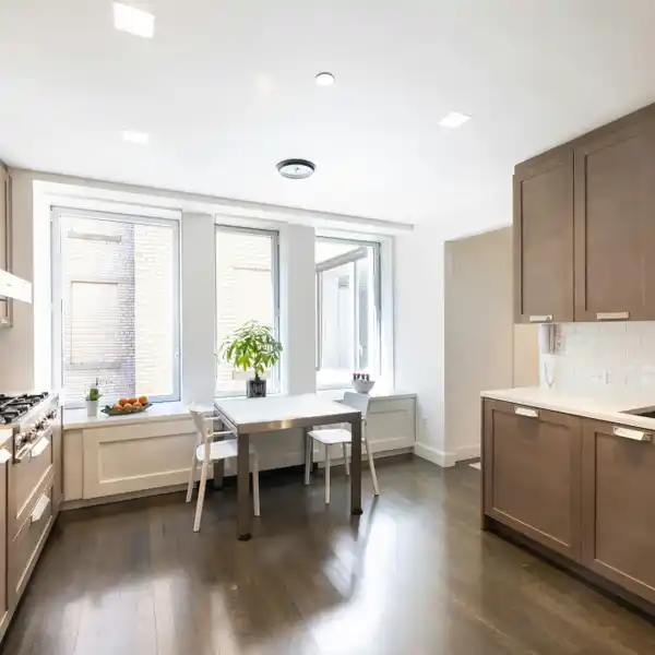 STRIKING RESIDENCE IN A FULL-SERVICE CONDOMINIUM