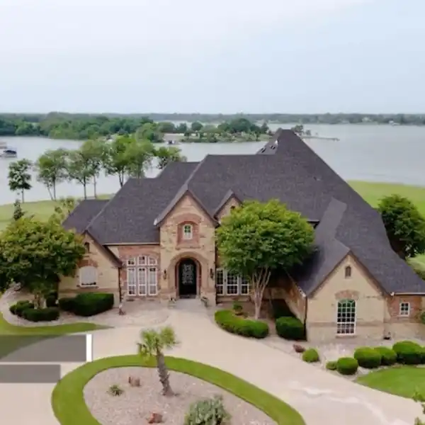 IMPRESSIVE LAKEFRONT HOME