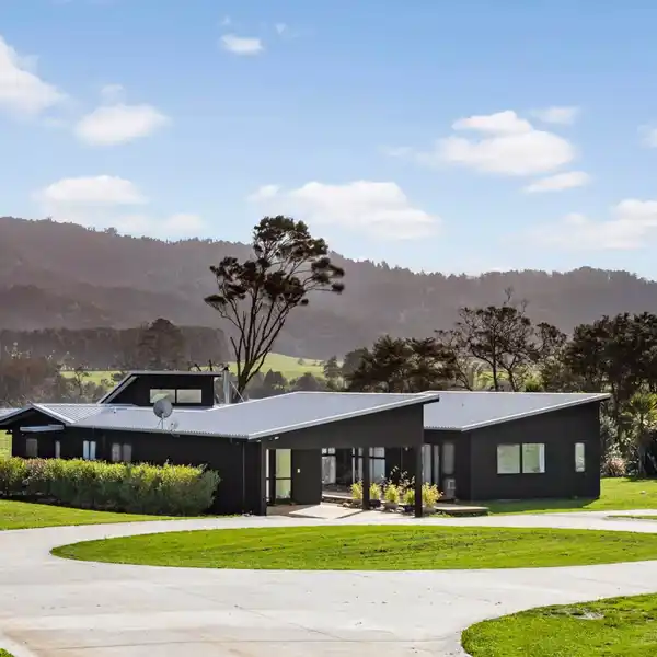 IMMACULATE PROPERTY WITH A SELF-SUFFICIENT EDGE