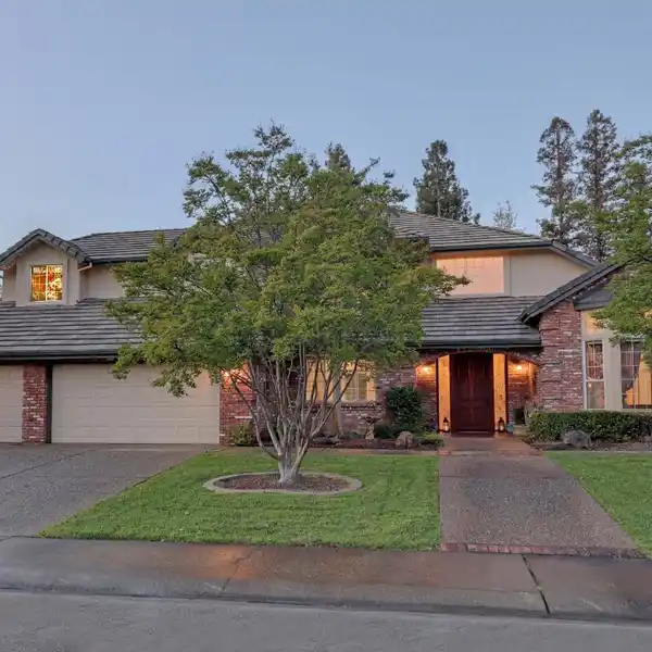 SPACIOUS TURNKEY HOME IN PHOENIX FIELD