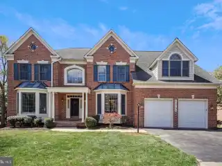 Grand Colonial on Private Cul-de-sac