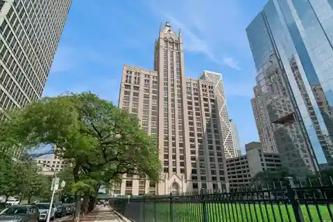 Elegant Chicago Penthouse with Iconic Lakefront Views