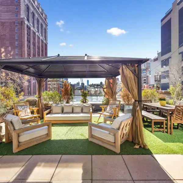 STUNNING CHELSEA STRATUS CORNER RESIDENCE