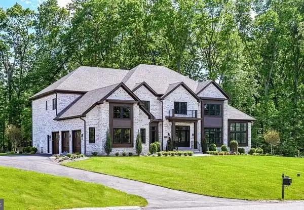 CLEAN AND CONTEMPORARY DESIGN IN A NEW ENCLAVE