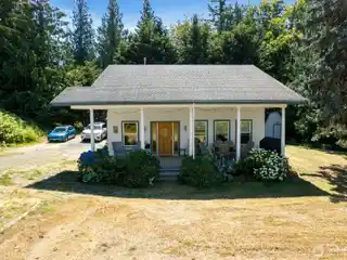 Pastoral Living Minutes from City Amenities