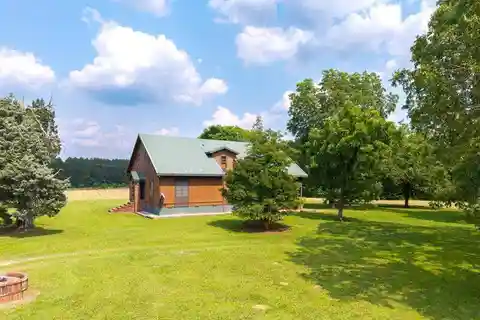 Idyllic Lodge with over 82 Acres