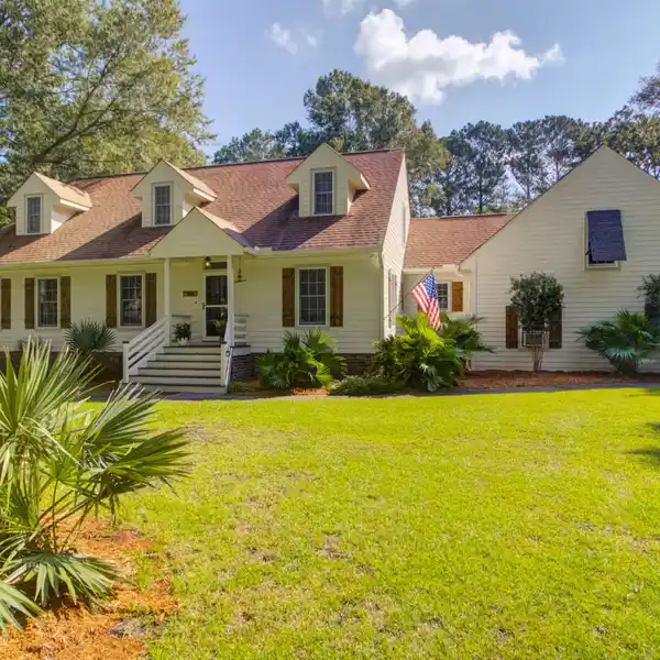 SECLUDED LAKEFRONT PARADISE MINUTES FROM CHARLESTON BEACHES