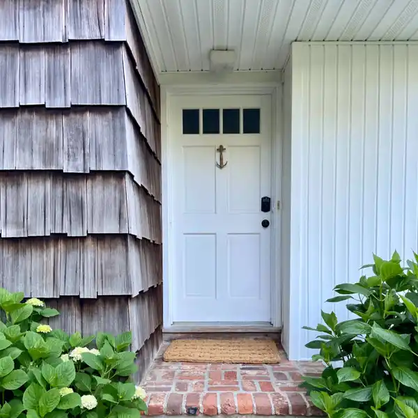CHARMING COMPLETELY RENOVATED BEACH COTTAGE FOR RENT