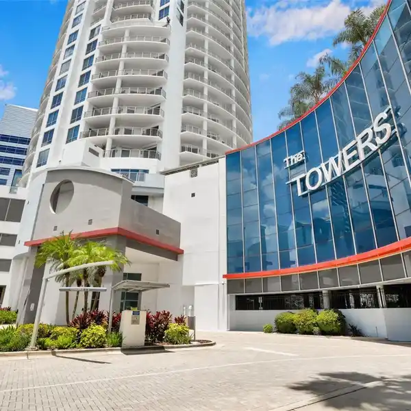 COMFORT AND STYLE IN THE TOWERS OF CHANNELSIDE