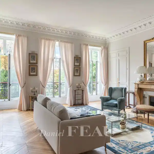 BRIGHT AND PEACEFUL APARTMENT OVERLOOKING GARDENS