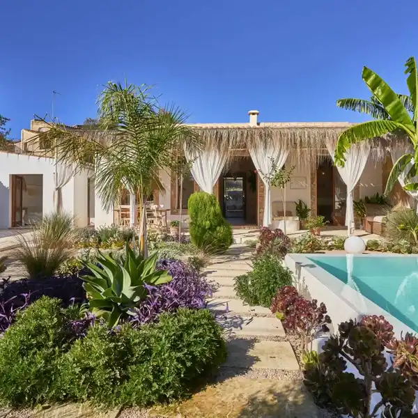 EXQUISITE DREAM VILLA WITH POOL AND TROPICAL GARDEN IN ESPORLES